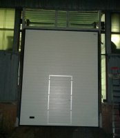 Промышленные белые ворота из сэндвич-панели Алютех с калиткой и окнами 3750х3125 мм