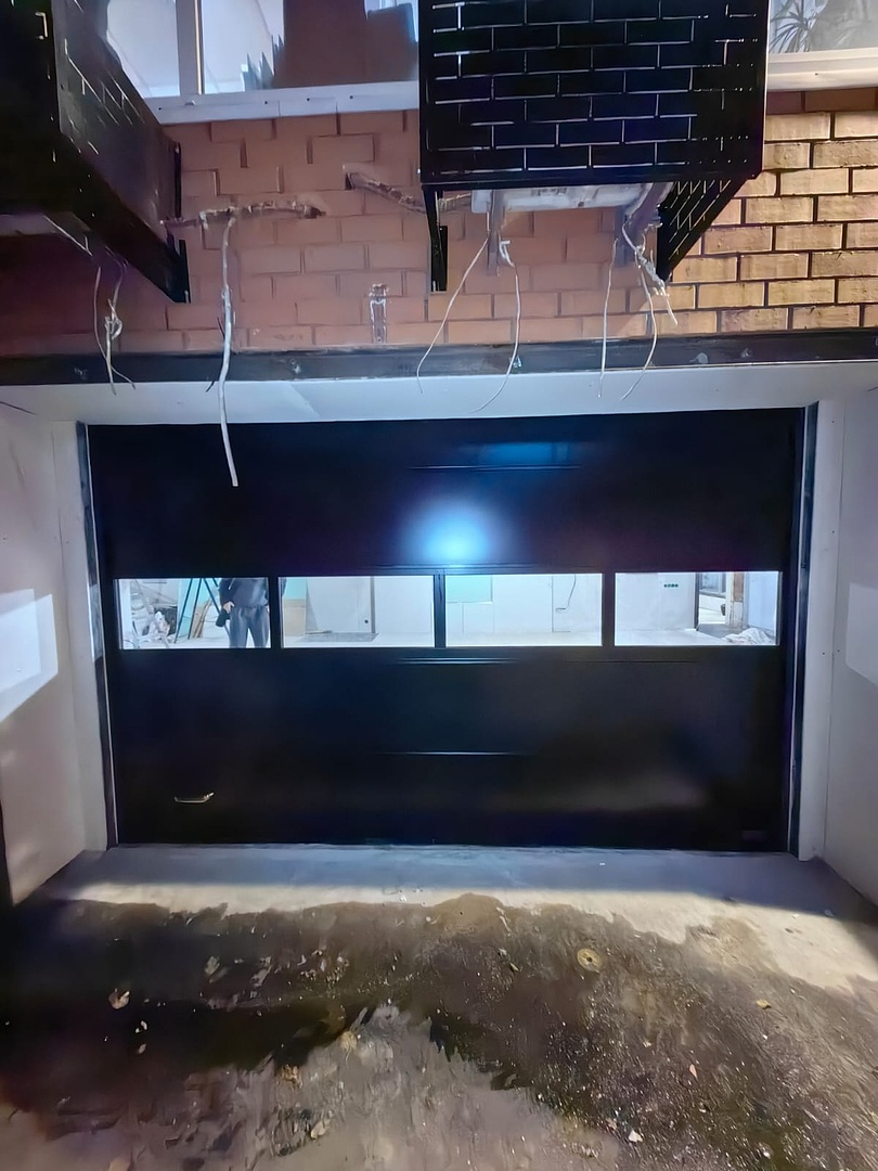 Ворота Алютех серия Престиж 3600х2200 с панорамным остеклением свет сигнально чёрный с двух сторон автоматика Nice