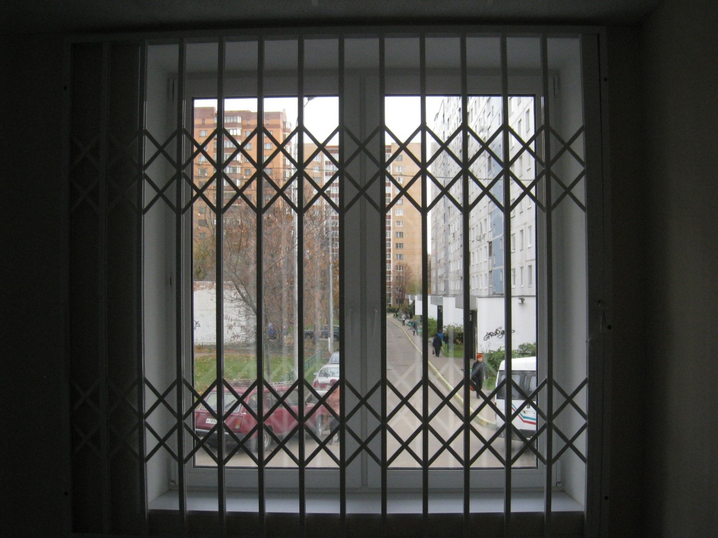 Внутренние решетки на окна для дачи с установкой внутри помещения раздвижные